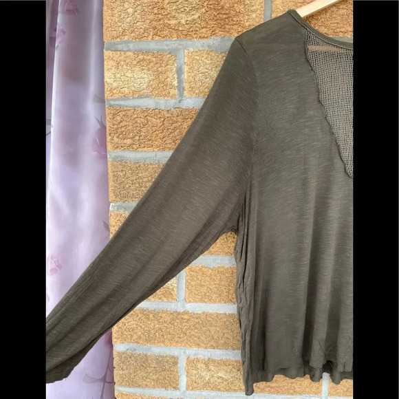 Emma & Sam Olive Mesh V-Neck XS - Picture 3 of 6